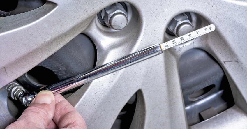 Tire pressure gauge applied on tire valve